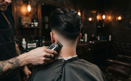 Potongan rambut model Pompadour dilihat dari belakang dengan garis tengkuk rapi