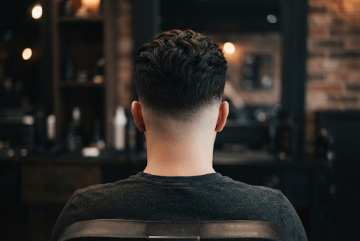 Taper fade halus dilihat dari belakang kepala pria
